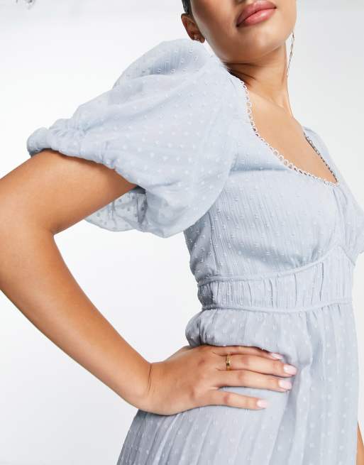 Vestido midi azul pastel plisado con mangas abullonadas y ribete festoneado de plumeti de ASOS DESIGN, 3 de 4