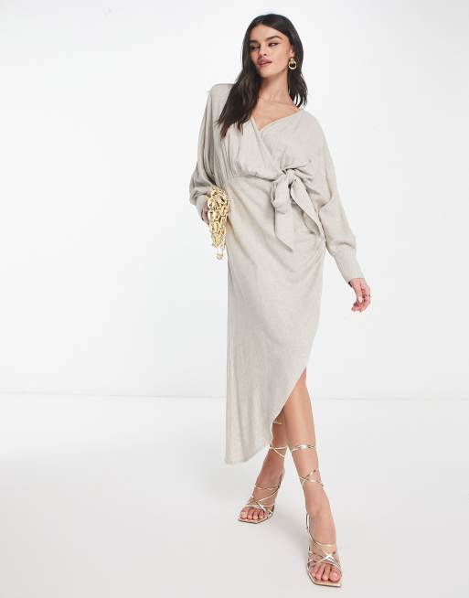Vestido midi beis con falda asimétrica, lazada lateral y mangas murciélago de lino de ASOS DESIGN 