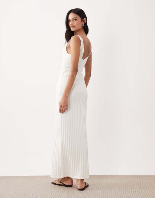 Vestido midi beis de tirantes con cuello de pico de canalé ancho de ASOS DESIGN, 4 de 4