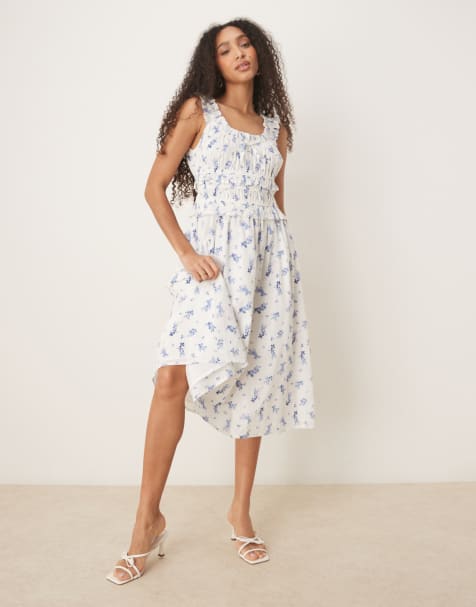 Vestido midi blanco con estampado floral azul y detalle de volantes Ariel de Nobody's Child - view 1