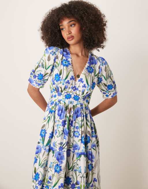 Vestido midi blanco de corte amplio con estampado azul, mangas abullonadas y cuello de pico de Hope & Ivy, 2 de 4