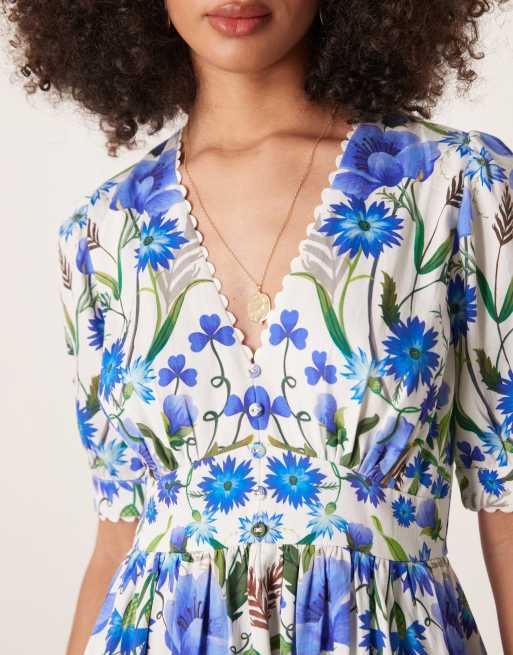 Vestido midi blanco de corte amplio con estampado azul, mangas abullonadas y cuello de pico de Hope & Ivy, 4 de 4