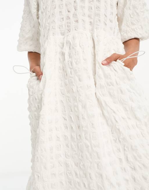 Vestido midi blanco de corte amplio y mangas abullonadas con acabado arrugado de River Island, 3 de 4
