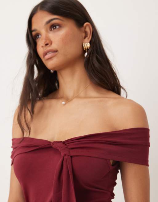 Vestido midi burdeos con detalle retorcido y escote Bardot de ASOS DESIGN, 2 de 4