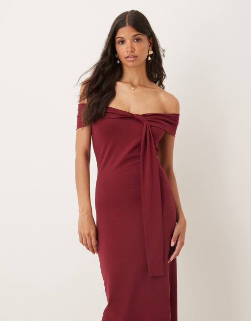Vestido midi burdeos con detalle retorcido y escote Bardot de ASOS DESIGN, 4 de 4