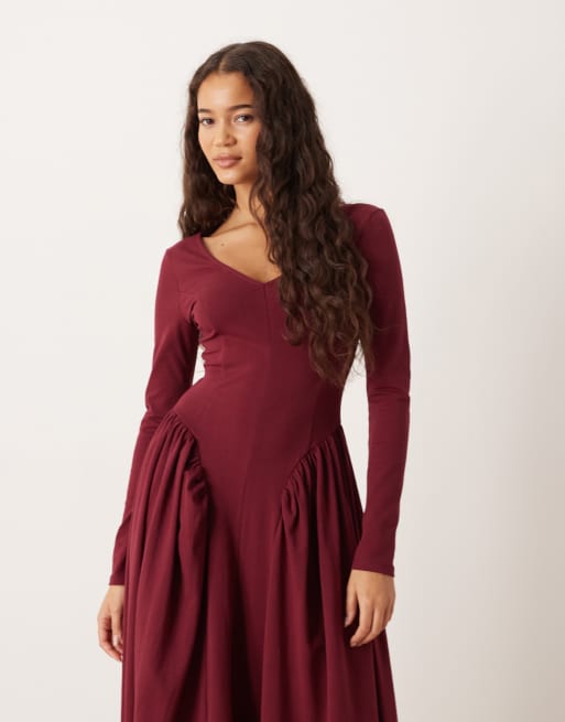 Vestido midi burdeos de manga larga con cuello de pico y cintura marcada de ASOS DESIGN, 3 de 4