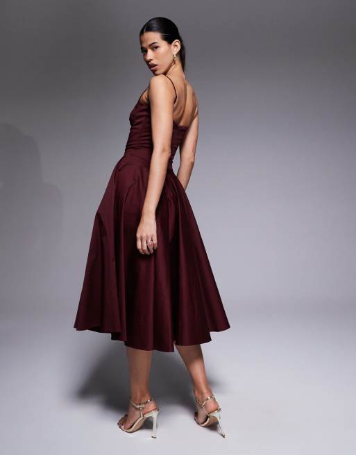 Vestido midi burdeos de tirantes con falda de corte amplio y detalle de copas de algodón de TFNC, 3 de 4
