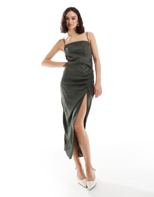 Vestido midi caqui de tirantes con lateral fruncido de lino de Mango