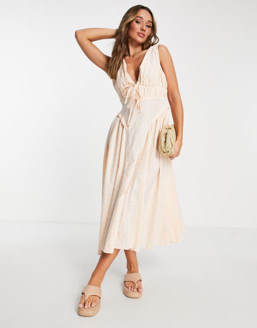 Vestido midi color albaricoque con bordado inglés y costuras laterales fruncidas de ASOS DESIGN