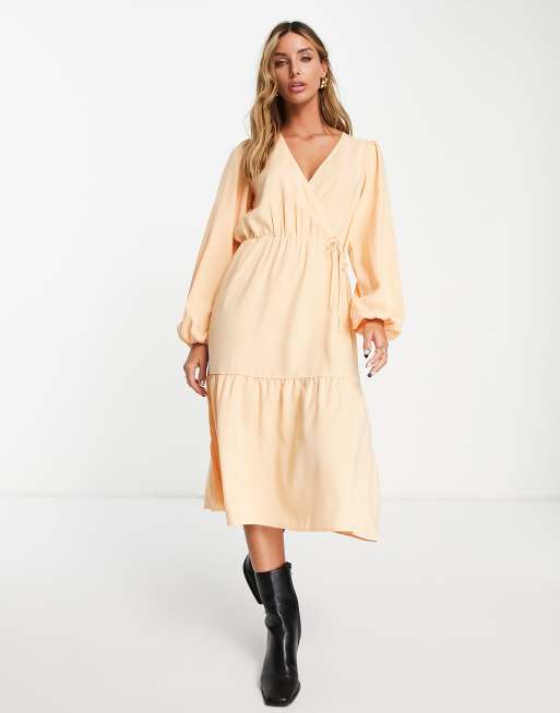 Vestido midi color albaricoque escalonado con cuello de pico de Vila