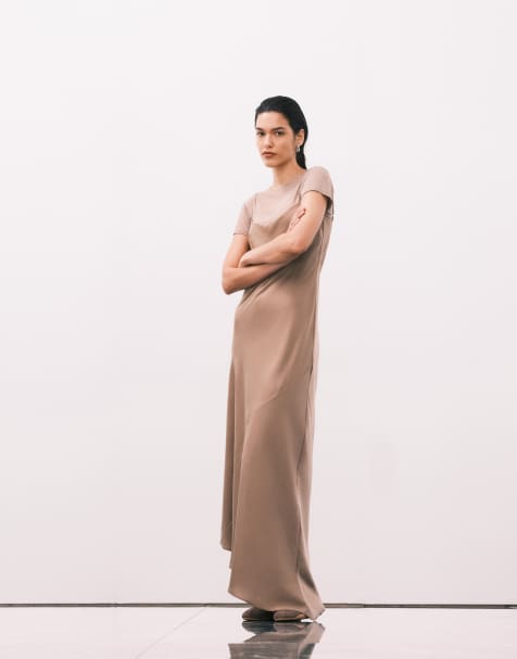 Vestido midi color champán estilo camiseta con diseño 2 en 1 de tirantes de satén de ASOS DESIGN - view 1