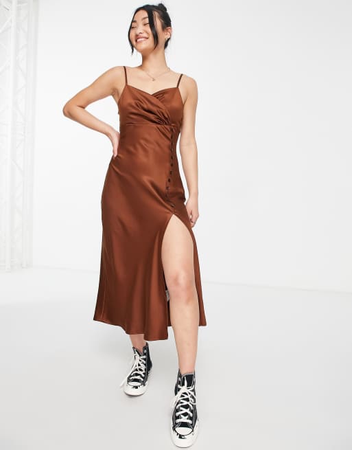 Vestido midi color chocolate sin mangas con detalle de botones y lateral de Pimkie | ASOS