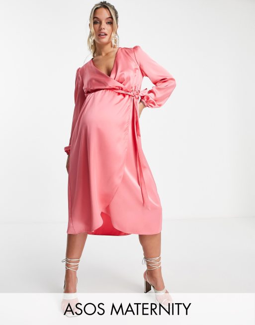 Vestido midi color coral cruzado de satén de River Island Maternity