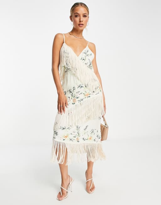 Vestido midi color crema cruzado con diseño bordado y flecos de River Island