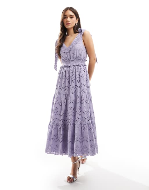 Vestido midi color lavanda polvoriento de tirantes con cuello de pico y bordados de Maya