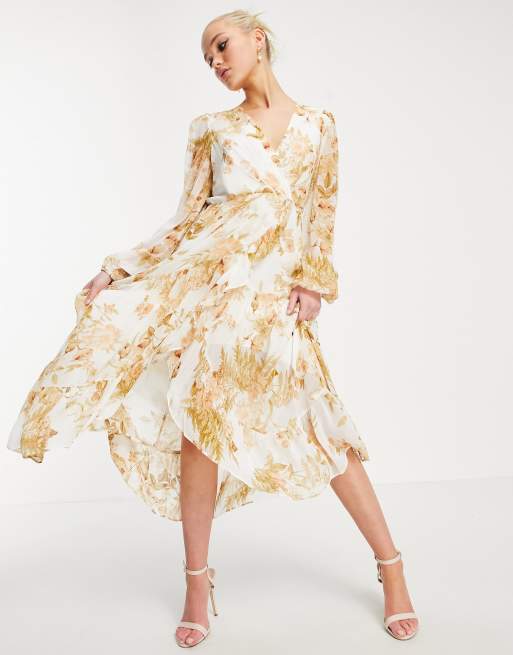 Vestido midi color marfil cruzado con estampado floral dorado y volantes de Forever New