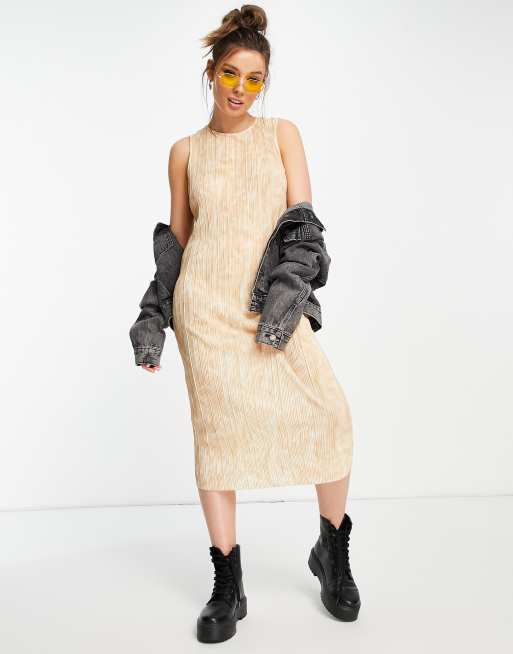 Vestido midi color melocotón con diseño estampado y plisado Bina de Monki