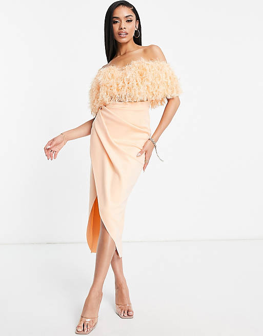 Vestido midi color melocotón de 2 piezas con escote Bardot y falda de tubo  recogida con detalle de plumas de ASOS DESIGN | ASOS