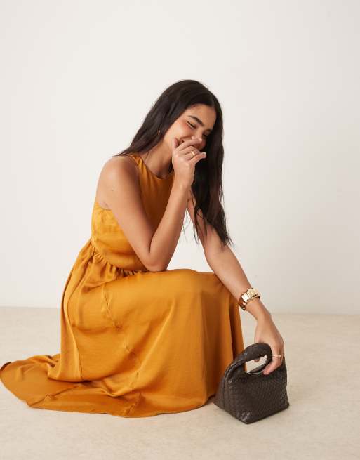 Vestido midi color ocre de corte amplio con cintura baja de satén