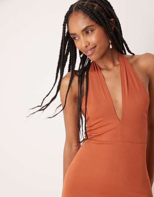 Vestido midi color óxido con cuello halter retorcido de canalé de ASOS DESIGN, 2 de 4
