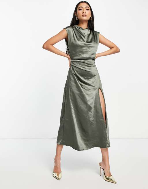 Vestido midi color petróleo con cuello alto de satén de Pretty Lavish