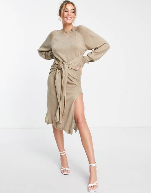 Vestido midi color piedra con abertura y detalle de cinturón en la parte delantera de In The Style x Lorna Luxe