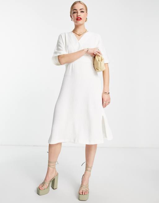 Vestido midi color piedra con diseño cruzado en la parte delantera y mangas estilo kimono de Closet London