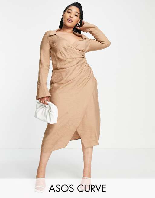 Vestido midi color piedra cruzado con drapeado en la parte delantera estilo años 70 de ASOS DESIGN Curve