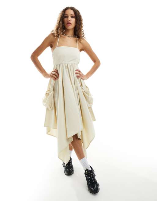 Vestido midi color piedra de corte babydoll con bajo de picos y detalles utilitarios de algodón de COLLUSION