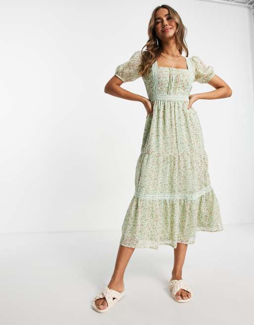 Vestido midi color salvia escalonado con lazada trasera, estampado floral y ribete de encaje de Influence