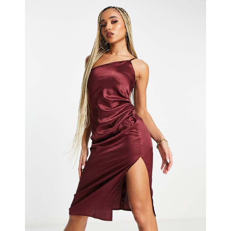 Vestido midi color vino asim trico de sat n de Vesper
