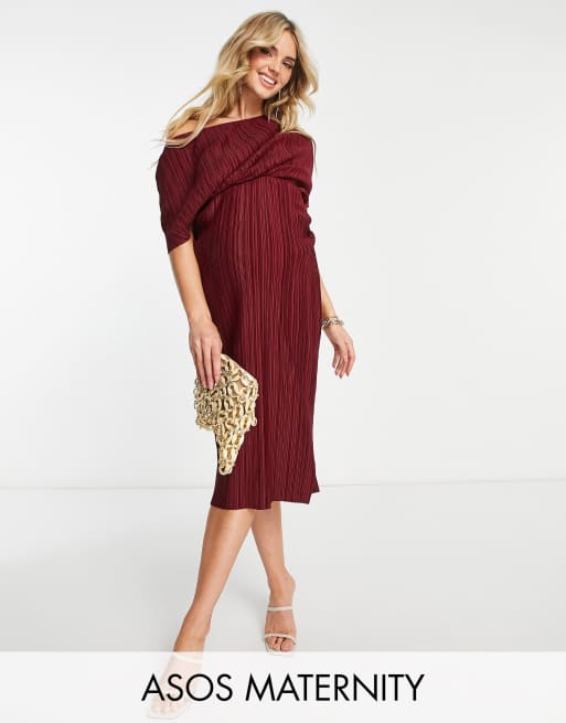 Vestido midi color vino plisado con escote Bardot de ASOS DESIGN Maternity