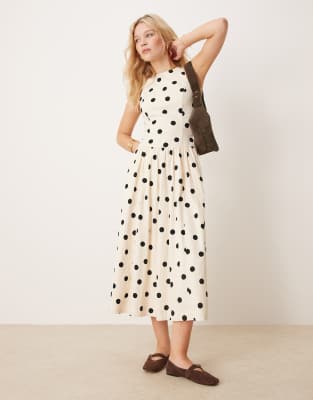 Vestido midi con cuello alto, cintura baja y estampado de lunares negros de Abercrombie & Fitch - view 1