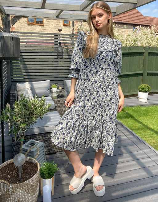 Vestido midi con estampado de flores escalonado de Vila
