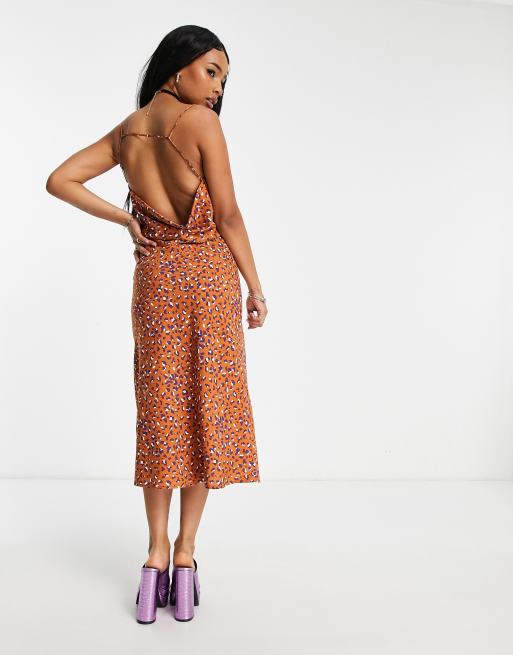 Vestido midi con estampado de leopardo y cuello desbocado de satén de Urban Threads Petite, 4 de 4