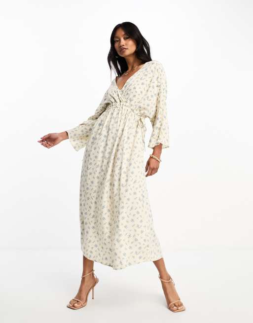 Vestido midi con estampado floral azul delicado y laterales fruncidos de Y.A.S