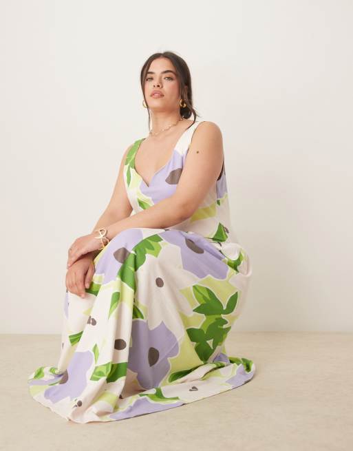 Vestido midi con estampado floral, escote corazón y godets de ASOS DESIGN Curve, 2 de 4