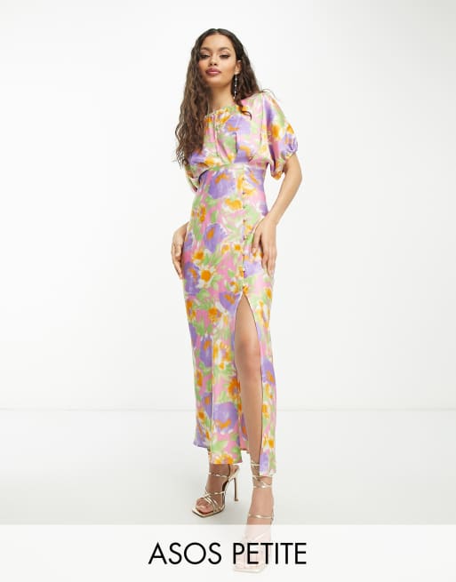 Vestido midi con estampado floral, mangas murciélago y detalle de botones laterales de satén de ASOS DESIGN Petite 