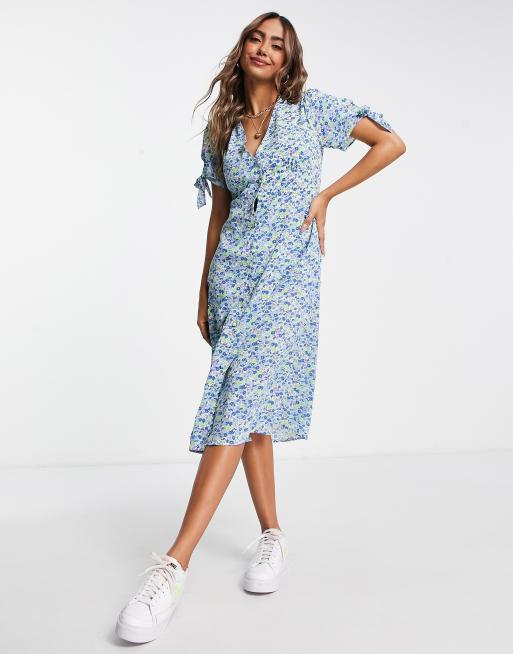 Vestido midi con estampado floral y botones en la parte delantera de QED London