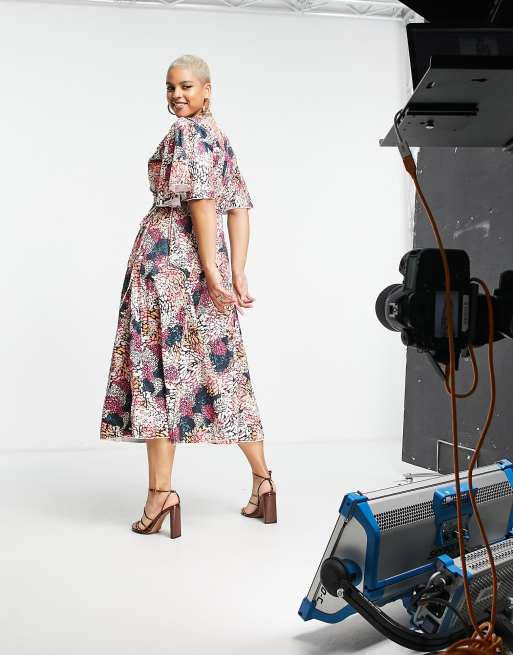 Vestido midi con estampado floral y mangas con vuelo de Little Mistress Plus, 4 de 4