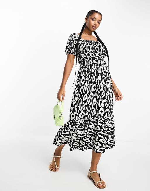 Vestido midi con estampado monocromático con bajo cálido y diseño fruncido de Influence