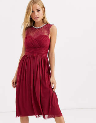 Vestido midi con frunces con canesú de encaje y cuello adornado en color baya de Lipsy