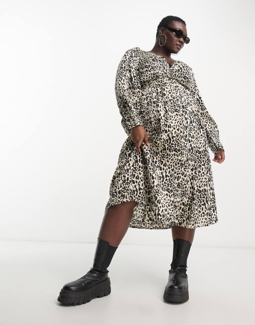 Vestido midi cruzado con estampado de leopardo de satén de Violet Romance Plus