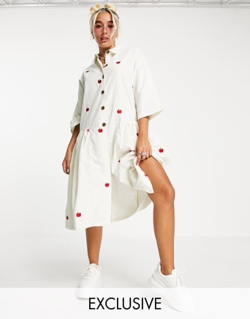 Vestido midi de corte amplio extragrande con manzanas bordadas de pana de Native Youth