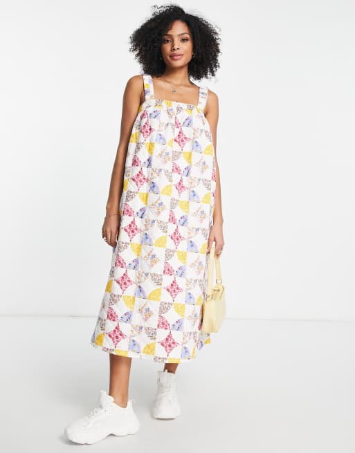 Vestido midi de corte trapecio con estampado floral rosa y escote cuadrado de ASOS DESIGN
