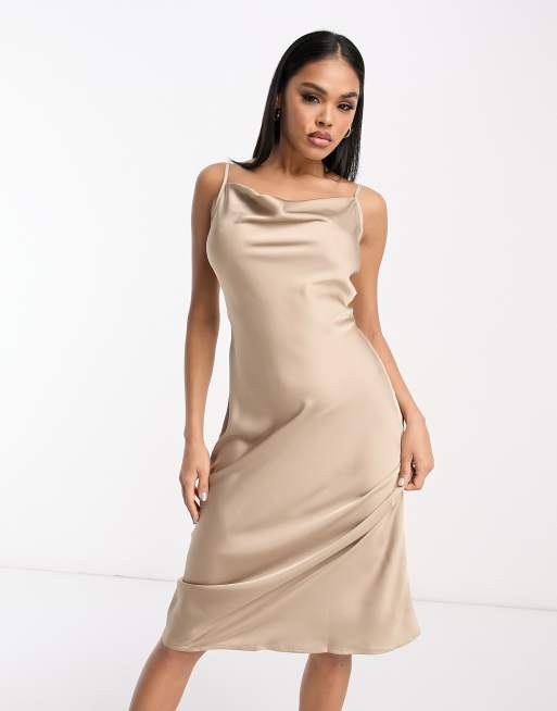 Vestido midi de tirantes de dama de honor color champán de satén de Vila, 4 de 4