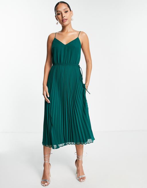 Vestido midi de tirantes verde bosque con dise o plisado y cord n ajustable en la cintura de ASOS DESIGN