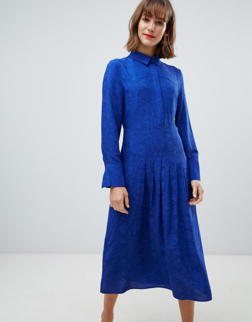 Vestido midi en azul con estampado de piel de serpiente de Mango