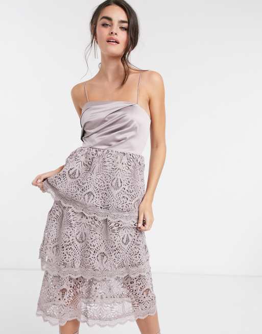 Vestido midi escalonado de encaje guipur con top drapeado de satén de ASOS DESIGN 