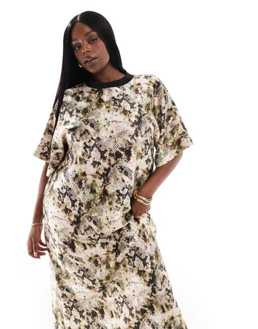 Vestido midi estilo camiseta extragrande con estampado de serpiente de satén de ASOS DESIGN Curve, 3 de 4